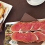 28.06.2022<br />Tostadas con Tomato y jamon (6€) und Tostadas con mantequilla y marmalada (2,90 €) bei Puerta del Mar in Alicante
