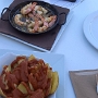 28.06.2022<br />GambasalAjillo (10 €) & Patatas Bravas (6 €) bei Puerta del Mar in Alicante<br />Die Patatas waren nicht annähernd so gut wie die in  Cartagena, dazu mit Ketchup als Überzug
