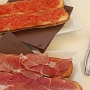 30.06.2022<br />Tostadas con Tomato y jamon (6€) & Tostadas con Tomato (3,50 €) bei Puerta del Mar in Alicante