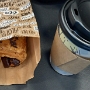 17.8.2022<br />Frühstück im Flughafen Korfu. Schokovcroissant und ein Kaffee, einfach nur Kaffe, keins von diesen neuartigen Modegetränken. Geschmeckt hat er aber nicht, war so dünn wie Amikaffee.<br />7,30 €