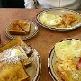 14.5.2007 - Frühstück bei Denny's in Canon City/Colorado<br />ein sogenannter Mega French Toast Slam war nämlich incl. 3er French Toasts, 2 Eiern, Speck, Würstchen und Hash Browns billiger als dasselbe ohne French Toast