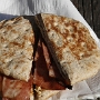 30.9.2007- Frühstück - Chicken Bacon Brötchen im Queens Park in Toronto.<br />Bacon aus Hähnchen hergestellt, hört sich schlimm an und schmeckt auch ähnlich.