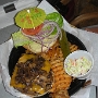 20.2.2008 - Frühstück. Cheeseburger bei Stinger Ray’s Bar & Grill Honolulu Airport