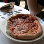 23.9.2005 - Pizza bei "Schatzi on Main", das damals Arnold Schwarzenegger gehörte.