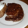 8.10.2011 - Ribeye Steak im Outback Steakhouse in Tempe/AZ. Ein ganz kleines bißchen könnte der Teller geschmückt sein....