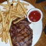 8.10.2011 - New York Steak im Outback Steakhouse in Tempe/AZ. Ein ganz kleines bißchen könnte der Teller geschmückt sein....