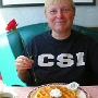 13.5.1007 - belgische Waffel mit Muttertagsnelke bei Rosie's Diner in Aurora/Colorado