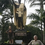 Kamehameha I., der Große (* 1758; † 1819) war der erste König von Hawai'i (1795–1819).<br /><br />Hinsichtlich des genauen Jahres seiner Geburt behaupteten Legenden, dass ein großer König eines Tages die hawaiischen Inseln vereinigen würde. Das Zeichen seiner Geburt würde ein Komet sein. Der Halleysche Komet war 1758 von Hawai?i aus zu sehen, so dass angenommen wird, dass dies das Geburtsjahr Kamehamehas I. sei.<br />Die Statue steht in Hilo - eine von insgesamt 4 oder 5