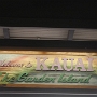Kauai ist mit einem Alter von sechs Millionen Jahren die älteste Insel des Archipels von Hawaii. Aufgrund ihrer üppigen Vegetation wird sie auch als die Garteninsel bezeichnet. Auf einer Fläche von 1.433 km² bietet sie eine Vielfalt von Landschaftsformen und beherbergt etwa 56.000 Einwohner. Die Inselhauptstadt ist Lihue mit 6.500 Einwohnern. Höchster Punkt der Insel ist der Kawaikini mit 1598 m.<br /><br />Besucht: 1988 - 1995 - 2008 - 2010