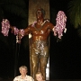 Duke Paoa Kamakamoku - er machte das in Vergessenheit geratene Surfen wieder populär. Zur Erinnerung ist eine Statue von Ihm in Waikiki zu bewundern.