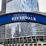 Der Chicago Riverwalk ist eine offene, Fußgängerzone am südlichen Ufer des Chicago River in der Innenstadt von Chicago, Illinois. Es erstreckt sich vom Lake Shore Drive bis zur Lake Street. Genannt die "Second Lakefront" der Stadt<br /><br />Begangen am 2.10.2018