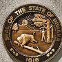 Das Siegel zeigt einen Förster, der eine Platane fällt, während im Vordergrund ein amerikanischer Bison läuft und im Hintergrund die Sonne untergeht.<br /><br />Im Randdesign befinden sich die Blätter des Staatsbaumes, des Tulpenbaums.<br /><br />Um das Siegel läuft die englische Inschrift:<br />„Seal of the State of Indiana“<br />Unten steht die Jahreszahl 1816.