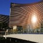 Am 28. April 2006 feierte Wynn Las Vegas sein erstes Jubiläum, indem er auf einem zweiten Hotelturm den Grundstein legte. Das Hotelprojekt mit 2.034 Zimmern, das ursprünglich als Encore Suites in Wynn Las Vegas bezeichnet wurde, kostete 2,3 Milliarden US-Dollar und befand sich neben dem bestehenden Resort und an der verbleibenden Fassade des Las Vegas Boulevard.  Ursprünglich als Erweiterung von Wynn Las Vegas gedacht, wurde Encore Las Vegas schnell zu einem vollwertigen Resort. Es teilt Ressourcen und ist über eine Einkaufspromenade mit dem Wynn Resort verbunden. <br />Nach zweieinhalbjähriger Bauzeit wurde das Resort am 22. Dezember 2008 um 20:00 Uhr offiziell für große Menschenmengen geöffnet. Aufgrund des wirtschaftlichen Abschwungs in dieser Zeit sollte die Eröffnung verhaltener sein als bei früheren Eröffnungen von Casino-Resorts. <br />Der Wynn Plaza-Einkaufskomplex wurde 2018 eröffnet. Der Einkaufskomplex bringt die Wynn-Immobilien näher an den Las Vegas Boulevard.