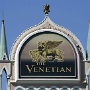 Das Venetian Resort Hotel ist der italienischen Stadt Venedig nachempfunden.<br />Zu dem 4.049 Suiten umfassenden Hotel gehören achtzehn Restaurants, zahlreiche Geschäfte und Boutiquen, ein Kasino und ein Madame Tussauds-Wachsfigurenkabinett.