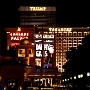 Das Gebäude wurde so gebauit dass man den "Trump" Schriftzug von fast jedem Ort in Las Vegas sehen kann. Wobei man mittlerweile froh sein sollte dass man diesen Namen nie mehr sieht oder hört....