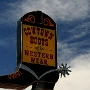 Cowtown Boots Western Wear<br />Schuhgeschäft in der Nähe der südlich gelegenen Shopping Mall.