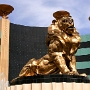 Bei einem späteren Umbau ca. 2000 wurde der originale Löwe durch einen edleren Bronzelöwen ersetzt. Ihn umgeben bronzene Männerstatuen im Art Déco-Stil, die auf ihren Schultern Schalen tragen. Dahinter findet sich nun eine LED-Wand, die ständig die Farben wechselt. 