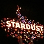 Nachts, als Neon- und Glühbirnen in die Animationssequenz einbezogen wurden, fiel Licht von den Sternen und streute von der Spitze des 57 m hohen Schildes über den Namen Stardust. Es wurde 1977 zusammen mit der Auffrischung der Gebäudebeschilderung neu gestrichen.