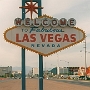 Was nicht fehlen darf: Das wohl berühmteste aller Schilder.<br />1959 von Betty Willis und Ted Rogisch designt.<br />Sie erhielten 4.000 $ vom Clark County, Nevada, dafür<br />Erbaut von Western Neon.<br />Es steht nicht mehr an der ursprünglichen Stelle, weil sich Las Vegas immer weiter ausbreitet.<br /><br />So sah es am 11.5.1995 aus. Von einem weiteren Besuch in der Stadt am 24.10.1995 habe ich kein Bild, leider