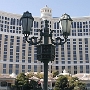 Das Bellagio wurde vom Unternehmer und Kasinobetreiber Steve Wynn konzipiert und von seiner Firma Mirage Resorts gebaut. Dem Baubeginn im Mai 1996 ging der Abriss des bis dahin auf dem Grundstück befindlichen Hotels The Dunes im Oktober 1993 voraus. Eröffnet wurde die Anlage am 15. Oktober 1998. Im Jahr 2000 erfolgte der Zusammenschluss von Mirage Resorts und MGM Grand Inc. zu MGM Mirage, welche seit 2010 wiederum als MGM Resorts International auftritt.<br />