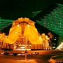 MGM Grand<br />Zur Eröffnung hatte das MGM Grand ein „Film-Thema“, u. a. die Landschaft aus "Der Zauberer von Oz" im Eingangsbereich. Den Eingang bildete ein prismatisch gebrochener gelb bemalter Löwe aus Beton, unter dessen Kopf sich der Casino-Eingang befand. <br /><br />5.044 Zimmer