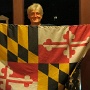 Die Flagge besteht aus den Wappen derer von Calvert und Crossland.<br />Maryland wurde 1634 von Cecil Calvert, dem 2. Lord Baltimore, als englische Kolonie gegründet. Das schwarzgoldene Banner gehört den Calverts, das rotweisse den Crosslands. 1904 wurde es die Staatsflagge.