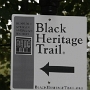 Der Black Heritage Trail ist ein 1,6 Meilen langer Spaziergang durch das Herz von Bostons Viertel Beacon Hill. Der Weg zeigt Wohnhäuser und Gemeindegebäude, die mit einer schwarzen Gemeinde in Verbindung stehen, die vor, während und nach dem amerikanischen Bürgerkrieg auf und in der Nähe des Nordhangs von Beacon Hill gedieh.