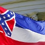 1763 kam das Gebiet östlich des Mississippi River an Großbritannien.<br />Der Staat Mississippi wurde am 10. Dezember 1817 als 20. Staat in die Union aufgenommen.<br />Mittlerweile ist diese Flagge durch eine politisch korrektere abgelöst worden. Der Teil der Südstaatenflagge könnte irgendjemanden diskriminieren....