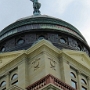 Das Capitol ist das einzige das keinen runden Turm unter der Kuppel hat sondern rechteckig ist.
