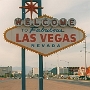 Was nicht fehlen darf: Das wohl berühmteste aller Schilder.<br />1959 von Betty Willis und Ted Rogisch designt.<br />Sie erhielten 4.000 $ vom Clark County, Nevada, dafür<br />Erbaut von Western Neon.<br />Es steht nicht mehr an der ursprünglichen Stelle, weil sich Las Vegas immer weiter ausbreitet.<br /><br />So sah es am 11.5.1995 aus. Von weiteren Besuchen in der Stadt am 9.8.1989, 27.7.1992, 24.10.1995, am 14.5.2001 und 5.4.2003 gibt es keine Bilder bzw. sie sind nicht in meinem Besitz.
