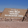 Mit einer Länge von ca. 170 km, einer Tiefe von bis zu 180 m, einer Fläche von 640 km² und einem Stauvolumen von maximal 34,9 Milliarden m³ ist er der größte künstlich geschaffene See der Vereinigten Staaten. Er wird durch den Hoover-Staudamm aufgestaut, wegen dessen Bau mehrere Gemeinden aufgegeben und evakuiert werden mussten. Darunter der Ort St. Thomas in Nevada, dessen Ruinen bei niedrigem Wasserspiegel des Lake Mead noch zu sehen sind.<br /><br />Damm und Stausee wurden als Trinkwasserspeicher für Süd-Kalifornien angelegt und die Stromerzeugung aus Wasserkraft ermöglichte erst den Aufschwung von Las Vegas.<br /><br />Benannt ist der Lake Mead nach Elwood Mead, der als Commissioner von 1924 bis 1936 im U.S. Bureau of Reclamation, einer Unterabteilung des Innenministeriums, tätig war und für das Boulder Canyon Project verantwortlich zeichnete, das zur Erbauung des Hoover-Staudamms führte.<br />Geknipst am 4.10.2005