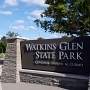 Der Watkins Glen State Park befindet sich im Dorf Watkins Glen südlich des Seneca Lake im Schuyler County in der New Yorker Region Finger Lakes. Der untere Teil des Parks befindet sich in der Nähe des Dorfes, während der obere Teil aus offenen Wäldern besteht.<br />Das Herzstück des 3,15 km2 großen Parks ist eine 120 m tiefe, enge Schlucht, die von einem Bach - Glen Creek - durch Felsen geschnitten wurde und hängen blieb, als die Gletscher der Eiszeit den Park vertieften. <br />Besucht am 12.8.2019