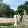 Chimney Bluffs State Park liegt im Gebiet der Town of Huron in Wayne County, New York. Der Park umfasst eine Fläche von 2,42 km und liegt an der Südküste des Ontariosees, östlich der Sodus Bay. Der Park ist bekannt für die großen Mergel-Formationen, die man von den Wanderwegen entlang des Ufers besichtigen kann.<br />besucht am 11.8.2019