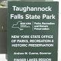 Der Taughannock Falls State Park ist eine der herausragenden Naturattraktionen des Nordostens. Taughannock Falls stürzt 215 Fuß an felsigen Klippen vorbei, die fast 400 Fuß über der Schlucht ragen. Schlucht- und Randwege bieten spektakuläre Ausblicke von oben auf die Wasserfälle und von unten am Ende des Schluchtweges. Campingplätze und Hütten blicken auf den Cayuga-See.<br />besucht am 12.8.2019