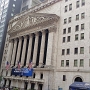 Die New York Stock Exchange (NYSE) ist die größte Wertpapierbörse der Welt und gehört zur Intercontinental Exchange. Die NYSE ist auch unter dem Namen „Wall Street“ bekannt, da sie an der gleichnamigen Straße in New York, USA ansässig ist. Die Handelszeiten an der NYSE sind werktags von 9:30 bis 16:00 Uhr Ortszeit EST.<br /><br />Am 27.5.2013 und am 16.8.2019 in der Nähe gewesen. Rein kommt nicht. 