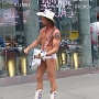 Robert John Burck (geb. 23. Dezember 1970), besser bekannt als Naked Cowboy, ist ein US-amerikanischer Schauspieler, Sänger, Songwriter, Schriftsteller, Erwachsener und Straßenkünstler, der auf dem New Yorker Times Square singt.  Er trägt nur Cowboystiefel, einen Hut und weiße Slips und eine Gitarre, die strategisch platziert ist, um die Illusion von Nacktheit zu vermitteln. Es gibt mittlerweile aber einige weitere Naked Cowboys....<br />am 14.8.2019 am Times Square gesehen. 