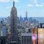 Das Empire State Building ist ein Wolkenkratzer im New Yorker Stadtteil Manhattan. Mit einer strukturellen Höhe von 381 Metern – bis zur Antennenspitze rund 443 Meter – war das von 1930 bis 1931 in ungewöhnlich kurzer Bauzeit errichtete Gebäude nicht nur das höchste Gebäude New Yorks, sondern bis 1972 auch höchstes Gebäude der Welt. Seit der Zerstörung des World Trade Center bei den Anschlägen des 11. September 2001 war es bis zum Richtfest des Nachfolgebaus One World Trade Center (im Hintergrund zu sehen) 2013 wieder das höchste Bauwerk der Stadt. <br /><br />Besucht am 21.9.1997 (oben) - 25.5.2013 (unten)