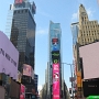 Der Times Square in New York City liegt an der Kreuzung Broadway und Seventh Avenue und ist nach dem von der Zeitung New York Times benutzten Gebäude T.S.1 benannt. Er erstreckt sich von West 42nd Street bis West 47th Street und bildet das Zentrum des als Broadway bezeichneten Theaterviertels von Manhattan. In den 1930er Jahren wurde der Times Square offiziell in zwei Abschnitte unterteilt. Das südliche Ende behielt den Namen Times Square und das nördliche Ende wurde in Duffy Square umbenannt.<br /><br />Am 21.9.1997 - 26.5.2013 - 15.8.2019 da gewesen.