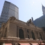 Das Grand Central Terminal wurde am 2. Februar 1913 als Kopfbahnhof eingeweiht und ist seitdem der Bahnhof mit den meisten Gleisen weltweit – seine 67 Gleise enden an 44 Bahnsteigen. Der Etagenbahnhof liegt auf zwei Ebenen mit 41 Gleisen auf der oberen und 26 auf der unteren Ebene.<br />Im Hintergrund das Met Life und das Chrysler Building