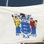 Die Flagge New Jerseys besteht aus dem Emblem des Siegels von New Jersey auf gelb-braunem Grund. Laut dem Protokoll der New Jersey Generalversammlung vom 11. März 1896, geht die Farbe zurück auf George Washington, der am 2. Oktober 1779 befohlen hatte, dass die Uniformsmäntel der New Jersey Continental Line dunkelblau sei, mit gelb-braunen Belegstreifen. Gelb-braune Belegstreifen waren bis zu diesem Zeitpunkt nur seiner eigenen Uniform vorbehalten und denen der anderen Generäle der Kontinentalarmee und ihrer Berater. Am 28. Februar 1780 verfügten die Offiziere in Philadelphia schließlich, dass die Belegstreifen der Uniformsmäntel aller Regimenter dieselbe sei wie die Hintergrundfarbe der Bundesstaatsflaggen.