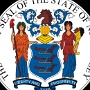 Staatssiegel von New Jersey - es beinhaltet:<br />Ein Schild auf dem drei Pflüge als Vertreter von New Jerseys landwirtschaftlicher Tradition abgebildet sind<br />Ein nach vorn gerichteter Ritterhelm<br />Einen Pferdekopf als Helmkleinod<br />Die Göttinnen Liberty und Ceres, als Vertreter des staatlichen Mottos. Liberty hält einen Stab mit einer Phrygischen Mütze. Ceres hält ein Füllhorn.<br />Das Banner am Fuße des Emblems enthält das Motto des Bundesstaates New Jersey, „Liberty and Prosperity“ (Deutsch: „Freiheit und Wohlstand“), und das Jahr als New Jersey zu einem Staat wurde: 1776.