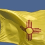 Die Flagge zeigt die Sonne des Zia-Volkes. Die Farben stehen für die spanische Kolonialzeit und finden sich auch heute noch in der Flagge Spaniens.