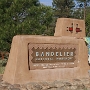 Das Bandelier National Monument ist sowohl Gedenkstätte wie Naturschutzgebiet vom Typ eines National Monument im Norden New Mexicos, USA mit einer Fläche von ungefähr 136 km². Mehr als zwei Drittel davon (95km²) stehen als Bandelier Wilderness unter dem weitergehenden Schutz eines Wilderness Areas. Die Hauptattraktion des National Monuments ist die Frijoles-Schlucht. Sie war zwischen 1100 und etwa 1550 von Vorläufern der Pueblo-Kultur besiedelt. Im Gebiet sind über 1000 Siedlungsorte nachweisbar, im größten Tyuoyi Pueblo kann man Gemeinschaftshaus und Zeremonienhöhle (Kiva) sehen. Im Süden liegt die Painted Cove, eine Höhle mit prähistorischen Petroglyphen.<br /><br />Das Areal ist seit 1916 ein National Monument und wurde nach dem Anthropologen Adolph Bandelier benannt. Während des Zweiten Weltkriegs war es mehrere Jahre für die Öffentlichkeit gesperrt, damals lebten einige Wissenschaftler des Manhattan-Projekts aus dem nahegelegenen Los Alamos National Laboratory hier. Das Wildnisschutzgebiet kam im Oktober 1976 hinzu. <br />Besucht am 24.5.2008