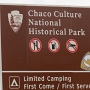 Der Chaco Canyon im heutigen US-Bundesstaat New Mexico war zwischen 850 und 1250 ein Zentrum der Pueblo-Kultur. Heute ist als Chaco Culture National Historical Park ein National Historical Park der USA, der 1987 auch als Weltkulturerbe in die Liste des UNESCO-Welterbes aufgenommen wurde.<br /><br />Gelegen im Nordwesten New Mexicos, zwischen Albuquerque und Farmington, repräsentiert Chaco Canyon, ein abgelegenes und unwirtliches Tal, einen wichtigen Teil des Kulturerbes Amerikas. Er ist ein Teil des heiligen Landes der Pueblo-Indianer New Mexicos, der Hopi, und der Diné. Mit riesigen Pueblos und verschiedenen weiteren Bauten war dies mehrere Jahrhunderte lang Mittelpunkt ihrer Kultur – des zeremoniellen Geschehens, des Handels und der Verwaltung. Die Konstruktion der Pueblos, Rampen, Dämme, Bewässerungsgräben und Erdwälle sowie die sie verbindenden Straßen erforderte eine sehr gute Organisation und geschickte Planung im Heranschaffen des Baumaterials und des Bauens selbst. Die Menschen vereinten in den Bauten Geometrie mit ihrem Wissen um Astronomie. Pueblo Bonito beispielsweise war nach den vier Himmesrichtungen angelegt und die Achse der großen Kiva verlief genau in Nord-Süd-Richtung.<br /><br />Am 11. März 1907 als Chaco Canyon National Monument zunächst als National Monument der USA ausgewiesen, wurde das vom National Park Service verwaltete Schutzgebiet am 19. Dezember 1980 ausgeweitet und als Chaco Culture National Historical Park zum National Historical Park sowie am 8. Dezember 1987 in die Liste des UNESCO-Welterbes aufgenommen