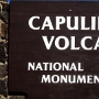 Das Capulin Volcano National Monument ist ein 1916 gegründetes Nationalmonument im nordöstlichen Teil des US-Bundesstaates Neu Mexiko. Es wird vom National Park Service verwaltet und schützt das Areal um den gleichnamigen Vulkan Capulin. Es befindet sich östlich der Sangre de Cristo Range am Übergang von den Rocky Mountains zu den Great Plains - rund 300 km nordöstlich von Albuquerque (New Mexico) und 350 km südöstlich von Denver (Colorado).<br /><br />Beim Capulin handelt es sich um einen erloschenen Aschekegel im so genannten Raton-Clayton-Vulkanfeld, das vor rund acht Millionen Jahren über einem Hot Spot entstand. Die heutige Form erhielt der Vulkankegel beim letzten Ausbruch vor rund 60.000 Jahren, der ihn auf rund 400 Meter gegenüber der umliegenden Hochebene empor hob und nunmehr eine Höhe von 2.494 Meter über NN erreicht.<br /><br />Der Capulin gehört zu den wenigen Vulkanen, für die es einen öffentlichen Zugang zum Krater gibt. Vom Besucherzentrum des Nationalmonuments führt eine rund drei Kilometer lange, den Vulkan umrundende, Straße zu einem Parkplatz am Kraterrand. Von dort führt um den Kegel ein rund 1,5 km langer Wanderweg (Trail) mit Blick auf die schneebedeckte Sangre de Cristo Range, die hinter der weiten und von Vulkanhügeln durchzogenen Hochebene eine imposante Hintergrundkulisse bildet. Ein weiterer Pfad führt schließlich bis zu 130 Meter tief ins Innere des Capulin<br /><br />Besucht am 3.5.1995