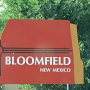 Bloomfield. Die Stadt liegt im Nordosten des Countys, im äußersten Nordwesten von New Mexico, ist im Norden etwa 10 km von Colorado, im Westen etwa 30 km von Arizona entfernt und hat eine Gesamtfläche von 13,1 km², wovon 0,1 km² Wasserfläche ist.