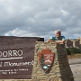 Diesem Umstand und einem natürlichen Wasserbecken an seiner Basis verdankt El Morro, dass seit Jahrhunderten alle Arten von Reisenden in seinem Schatten Rast machten oder ihr Nachtlager aufschlugen. In dem Bestreben, Zeugnis von ihrer Anwesenheit zu geben, gravierten im Lauf der letzten Jahrhunderte mehr als 2.000 Reisende ihre Namen, das Datum oder ihre Geschichten in den Sandstein des Inscription Rock.<br />Besucht am 7.5.1995 - 5.10.2015 (im Bild) 