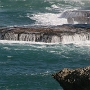 Wenn du dir die Wellen aus der Nähe anschauen willst: Sei vorsichtig, der Boden besteht aus sehr spitzen scharfen Felsen.