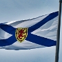 Die Flagge, ein blaues Saltire auf einem weißen Feld, ist eine einfache Umkehrung der schottischen Flagge.<br />Die Ähnlichkeit spiegelt den Namen der Provinz wider, der lateinisch für "New Scotland" ist. Nova Scotia war eine der wenigen britischen Kolonien, denen ein eigenes Wappen verliehen wurde, und die Flagge ist die einzige der ursprünglichen kanadischen Provinzen, die bis vor der Konföderation zurückreicht.