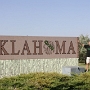Das Wort Oklahoma stammt aus der Choctaw-Sprache: okla 'der Mensch' und humma 'rot', die Zusammensetzung bedeutet so viel wie „Das Land des roten Mannes“. Der Beiname Oklahomas ist The Sooner State.<br />US-Staat seit: 16.11.1907/ Nr. 46<br />"Spitzname": Sooner State<br />Größe: 181 000qkm<br />Einwohner: 3,1 Mio.<br />Hauptstadt: Oklahoma City<br />Motto: Labor omnia vincit<br />Labor conquers all things<br />Genau. Arbeit macht Spaß....<br /><br />Mein 31. Staat<br />1x in Oklahoma übernachtet